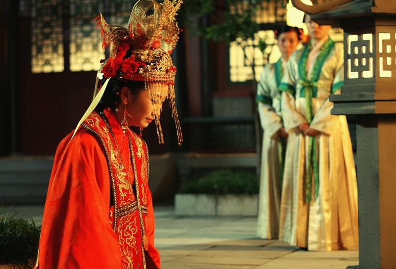 黛玉是《红楼梦》当之无愧的第一女主角。她出身不凡，父亲林如海是探花，母亲贾敏是贾