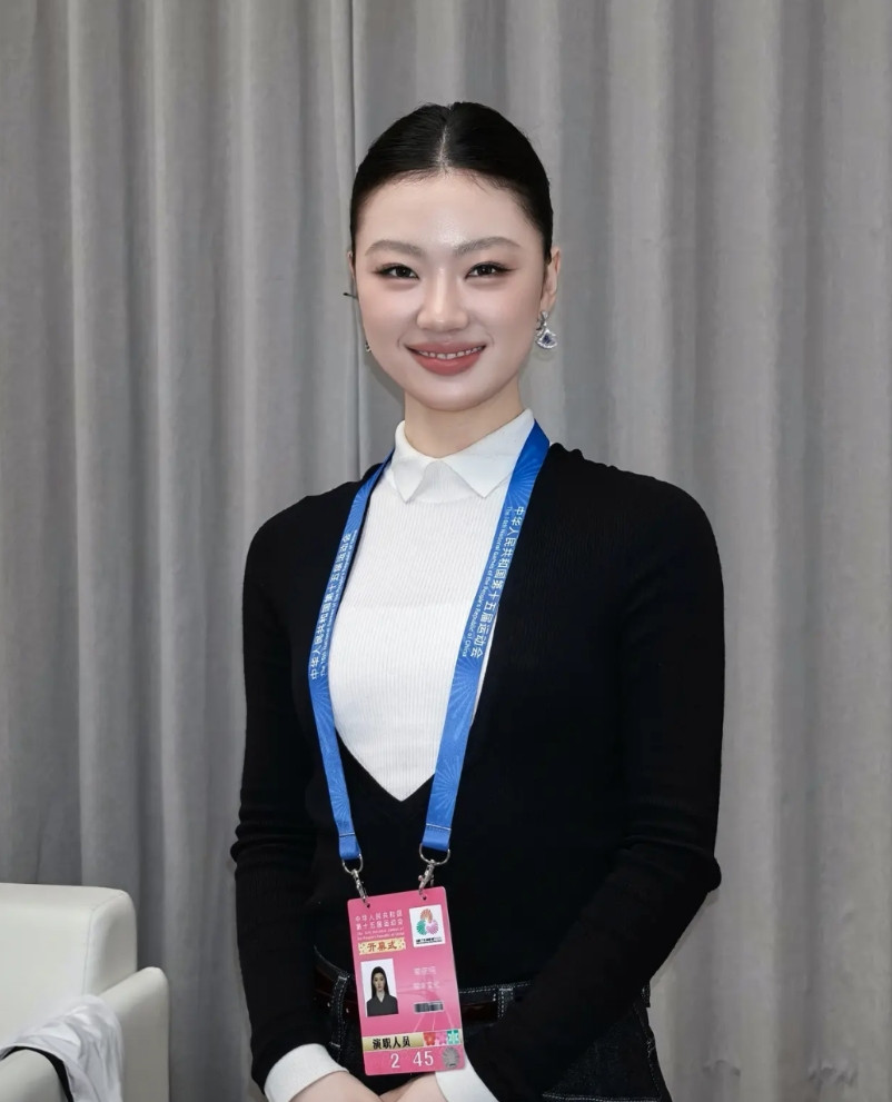 单依纯这大脸盘子，话说出道不到五年，才23岁，就已解锁亚运会、大运会、冬奥会、亚