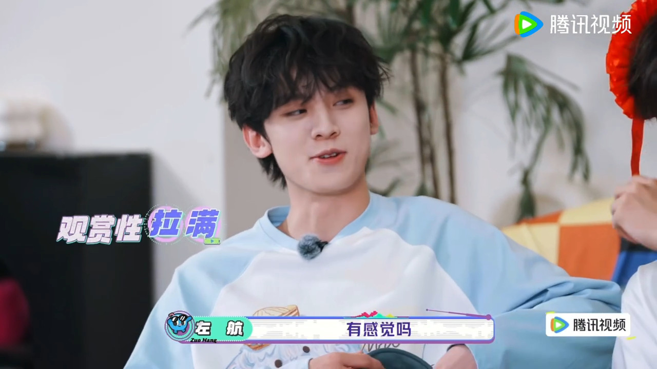 谁又惹左航高兴了左航奶牛猫人格顶号了左航的即兴发挥永远给人惊喜！摘下耳机投入情景