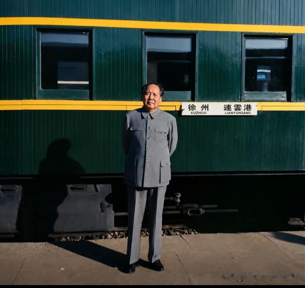 伟人这张照片拍摄于1971年，年近80的毛主席，身板挺拔，背着双手，气场