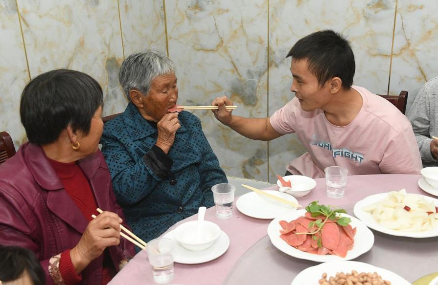 性学家李银河曾说：“当你的孩子主动给你买衣服，买吃的，或者主动给