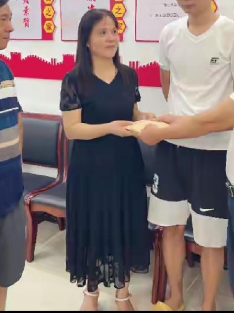 祁东扶老人女店主肖爱华，看面相气质，就是温和心善之人，目测45岁左右中年人，是上
