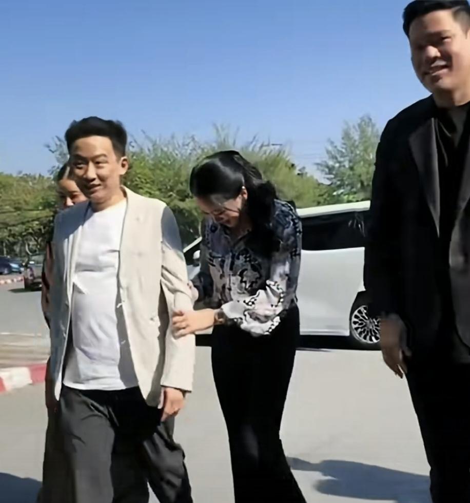 12月29日，佩通坦夫妇和大哥，大嫂一行四人来探望狱中服刑的他信。佩通坦状态