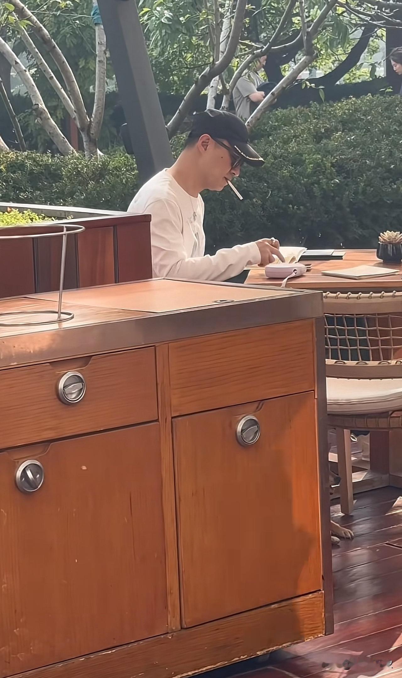 偶遇大咖，有能认出来的吗？