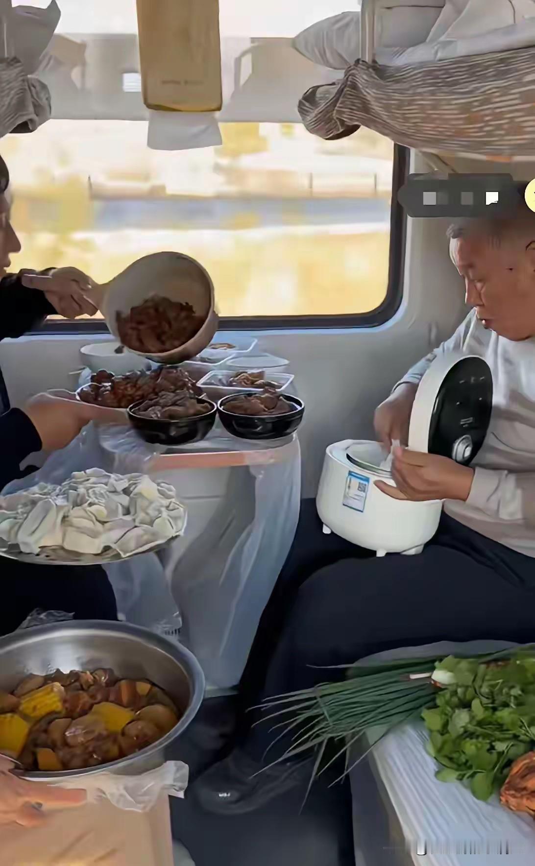 我敢打赌，一节车厢的人都饿了！