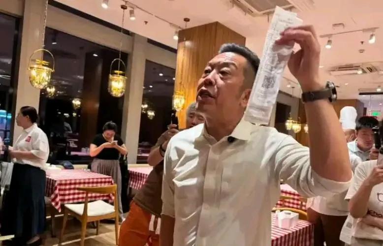 关于人民日报连续3天点名罗永浩之事儿不知大家都是怎么看的？评论一边说，“可以批