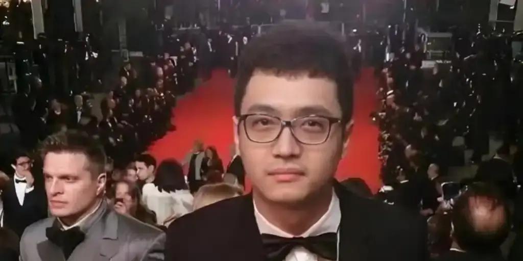 六年。他出狱了。饭局上酒杯一颤，终于认了。当年和马蓉，是合谋。钱，一笔一