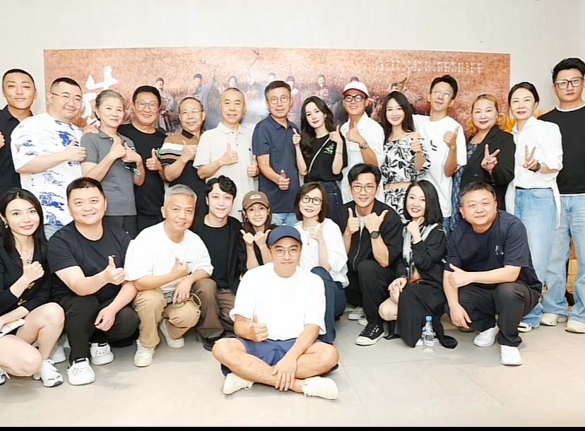 生万物庆功宴，全员到齐，不得不说这部剧确实爆了，还带动了拍摄地的旅游发展。不过