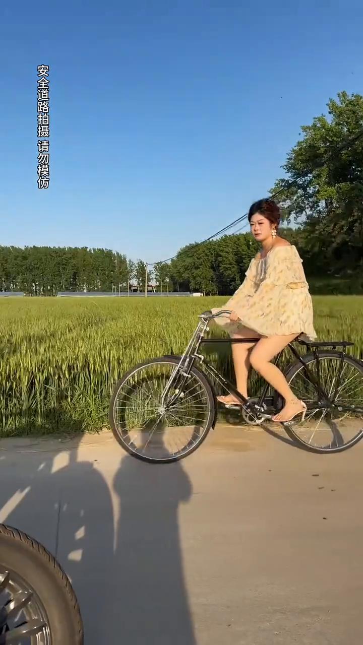 农村的山，农村的水，农村的山，美水也美。高田流油，农村的水，农村的山。