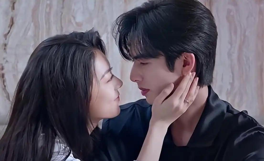 叶蓉的子宫在书页间破碎。屏幕上，她捧着热茶微笑。第一幕就背叛了原著。数据冰