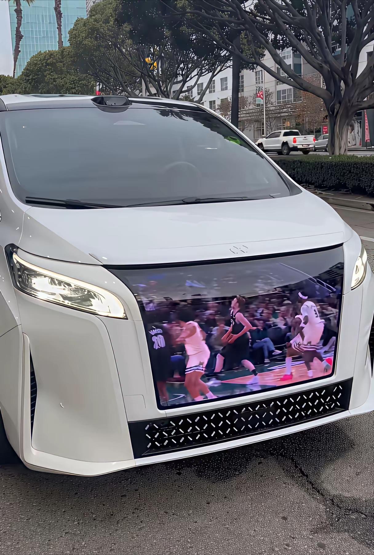 贾跃亭这人，你得承认他真是个商业鬼才。虽然他现在一身债，车也没造出来几辆，但