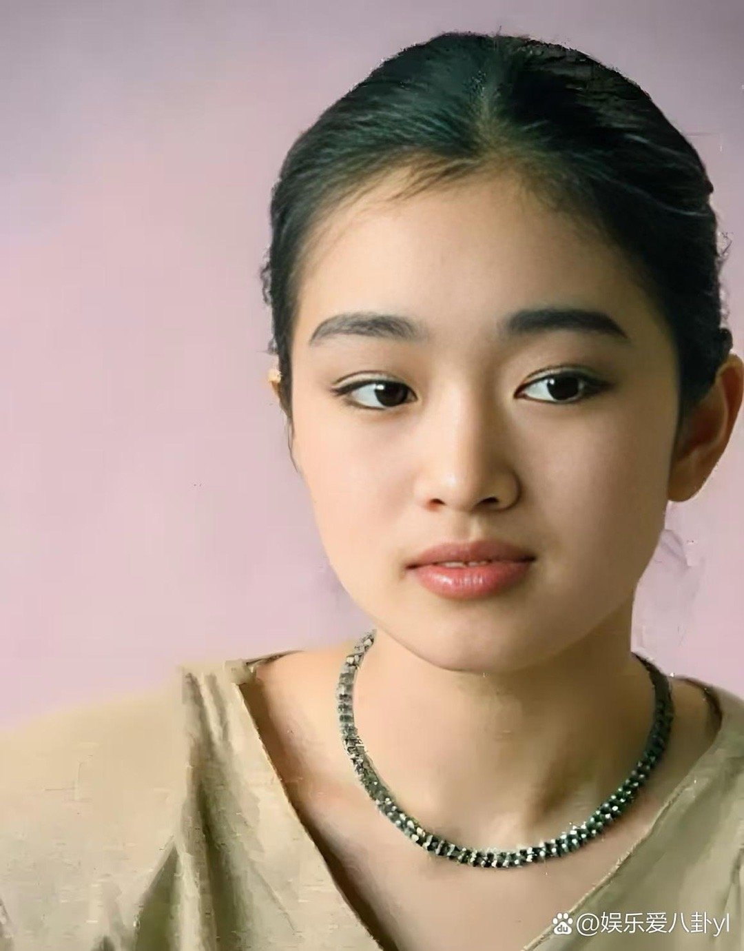 少女时期的巩俐颜值太能打！青涩中带着灵动，眉眼间满是惊艳，这般美貌难怪能惊艳时光