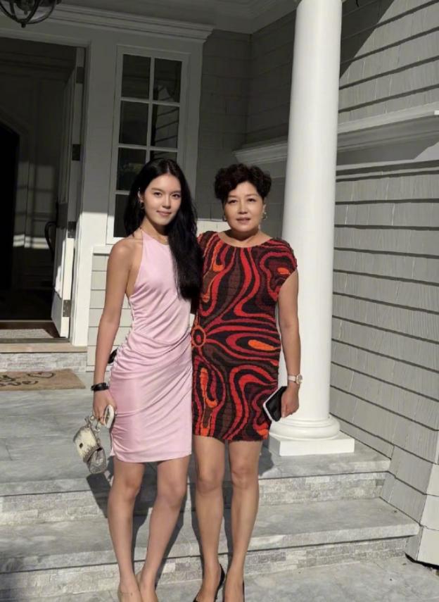 美国街头，哈文与22岁的女儿法图麦在别墅前合影并配文“真热闹啊”。这位曾执掌央视