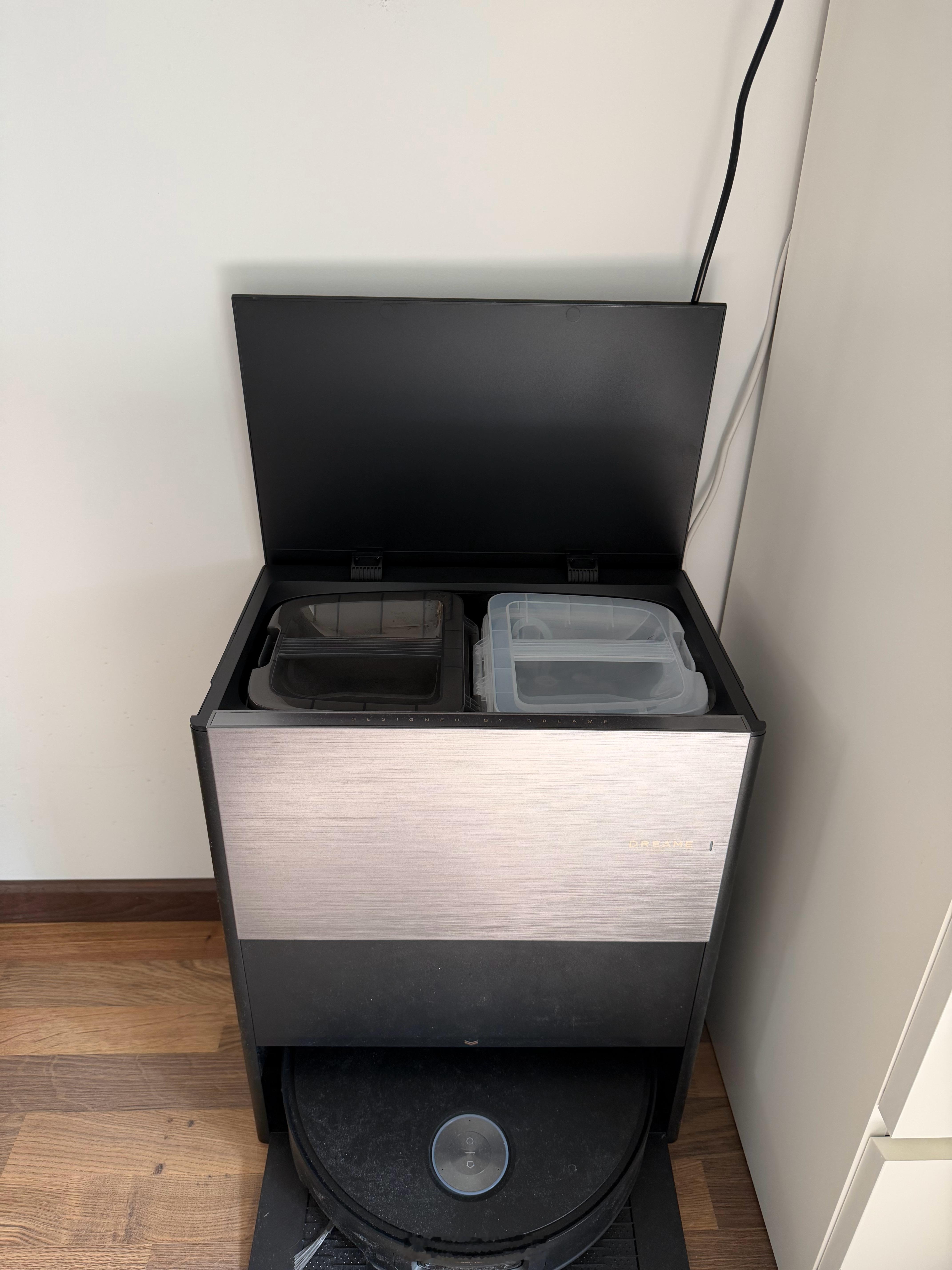 洗地机的优势是，无论干湿垃圾统统可以通过滚刷连吸带擦的把地板给擦干净，但不足的是