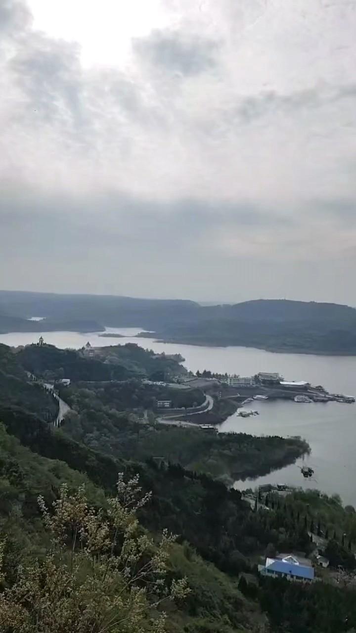 观小浪底一感●诗登临高处远晖苍，一坝拦川锁浪狂。碧水千湾融翠岭，青山万叠入