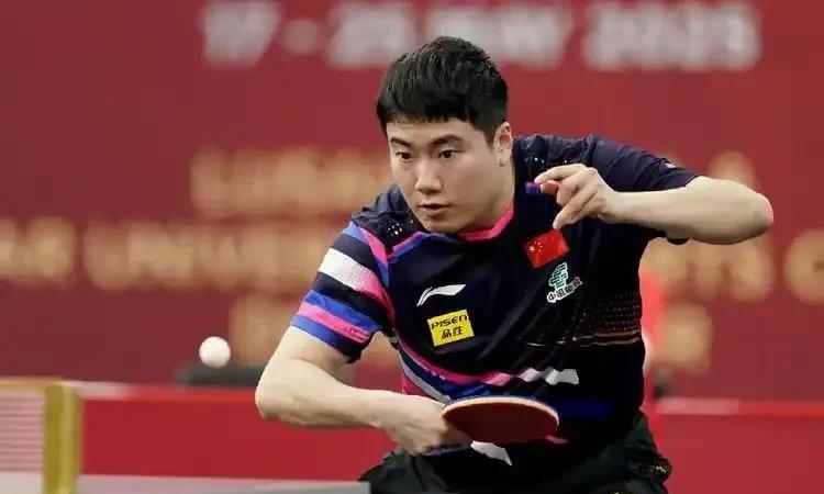 梁靖崑一会儿神经刀一会儿倚天剑北京时间5月23日下午，2025年多哈世乒赛男单