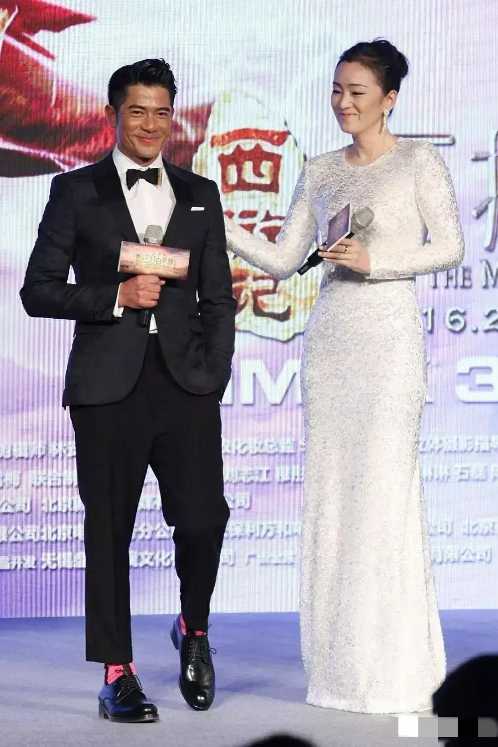 镜头中的郭富城胖瘦适宜，发型拉风，朗目疏眉，皮肤偏黑，身矮腿短，眼袋明显，笑开时