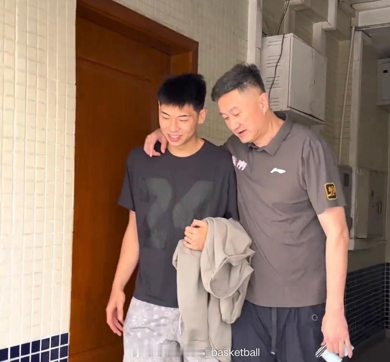 杜锋指导在球队战胜新疆之后评价崔永熙的复出：崔永熙一年多没打比赛了，第一场打辽宁