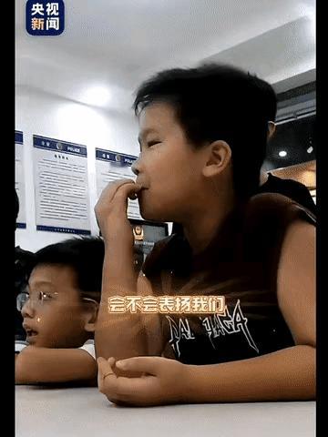 及时表扬真的很重要！云南，8名小学生捡到一部手机，但并没有占为己有，而是火速拿