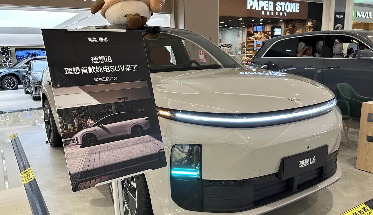 理想L6和理想L8在商场入口处展出，体验理想L8的人很多，理想L6反而没啥人[泪