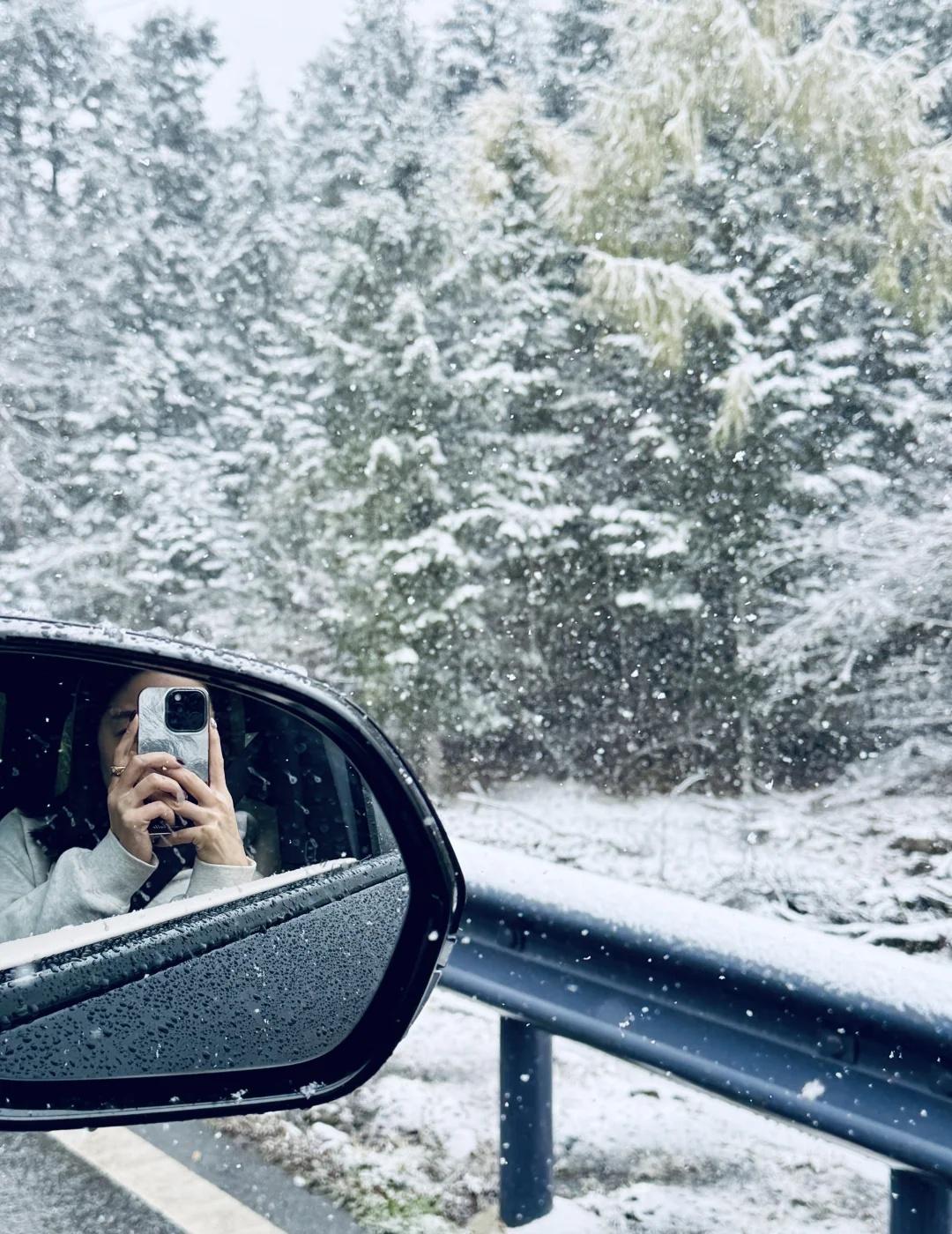 ❄️今日理小路在理县往山顶隧道走的路上开始爬坡就开始下雪了越往上雪越大过