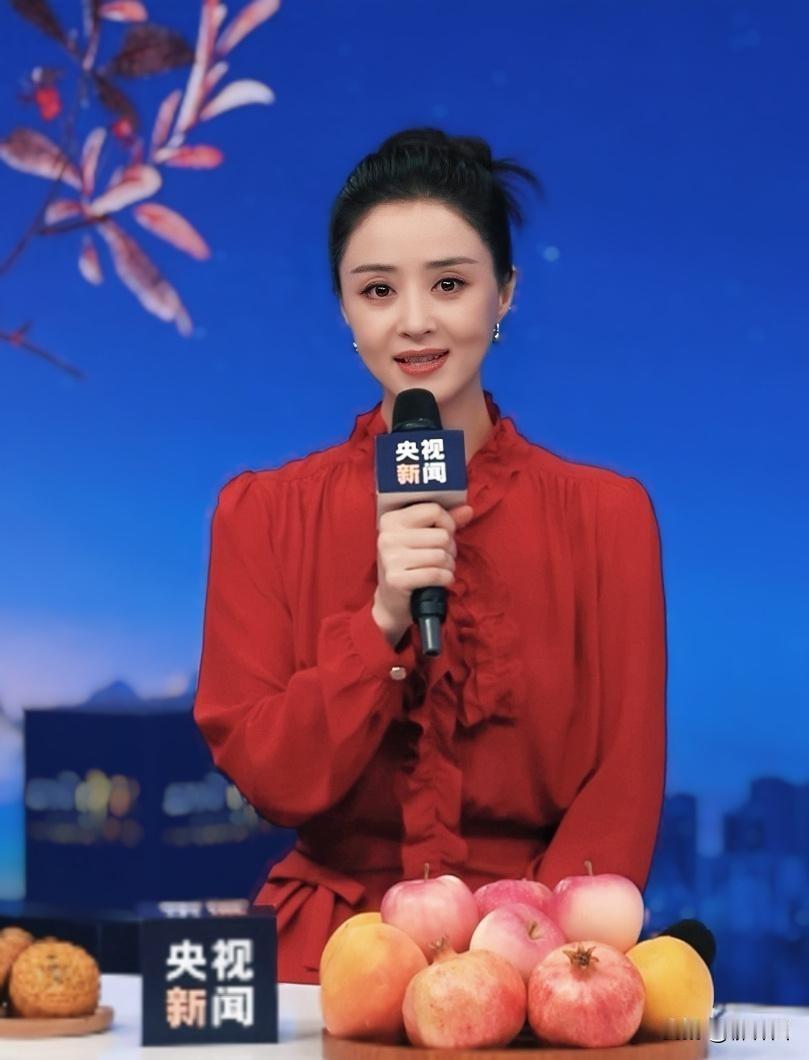 著名演员蒋欣亮相央视“秋晚”，一袭西瓜红连衣裙搭配丸子头造型，甜美气质突出，被网
