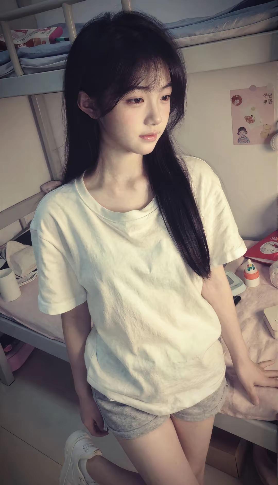 这姑娘房间有点乱啊。乱乱糟糟的卧室乱糟糟的小房间少女卧室照卧室美人照