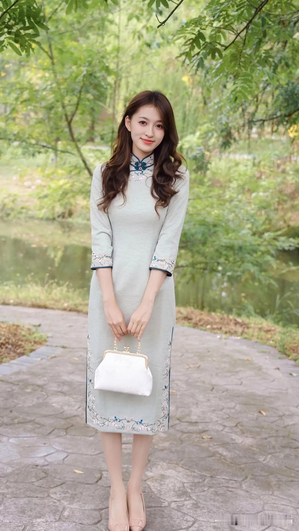 时尚圈真是越来越会玩，2024及2025年时装周刮起了“植物系穿搭”风，让秋冬也