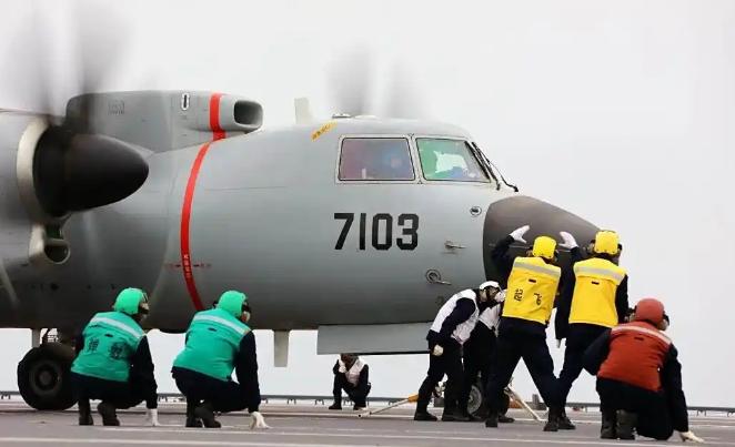 梦想成真，歼35在福建舰上弹射起飞细节公开！今天军迷圈里跟炸了锅似的—