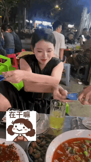 两男一女吃烧烤，两个男人一左一右不停地给女生倒酒，看样子要不醉不归女生也不傻[