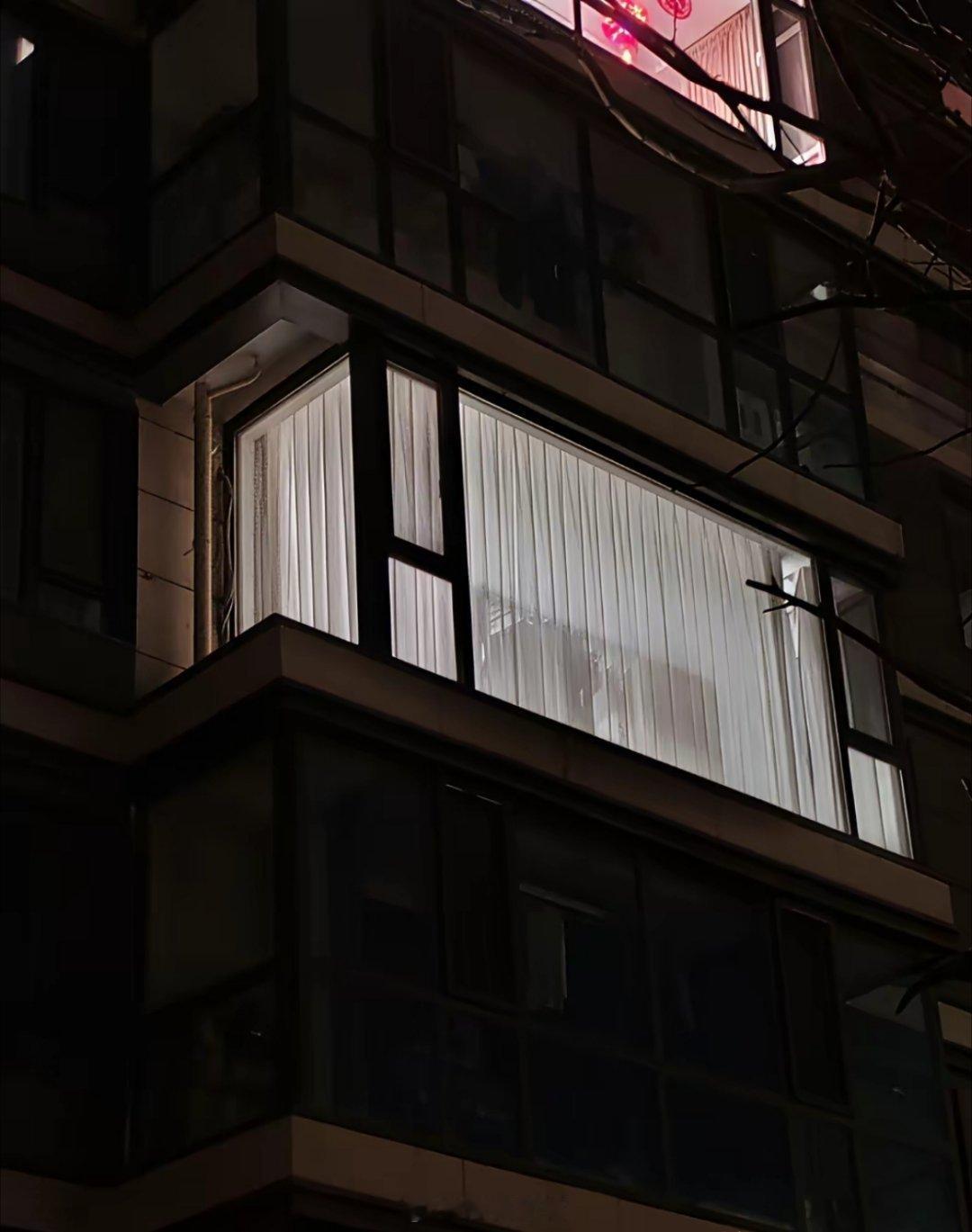 真是天塌了！一直以为自己家的窗帘密不透风，直到昨天收假回家，忘了关灯，下楼买电池