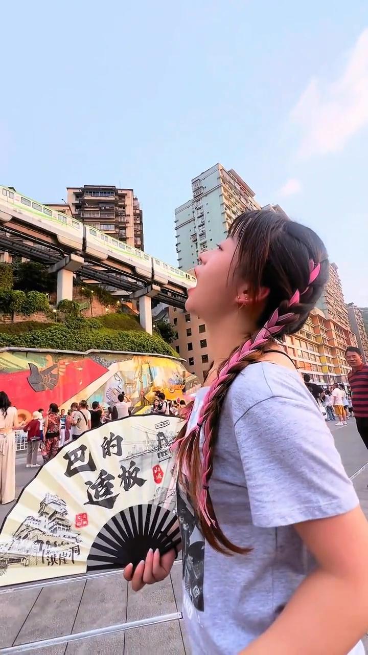 这是重庆的什么？这是重庆的公路。这是重庆的什么？这是重庆的1楼，其实你在22楼。