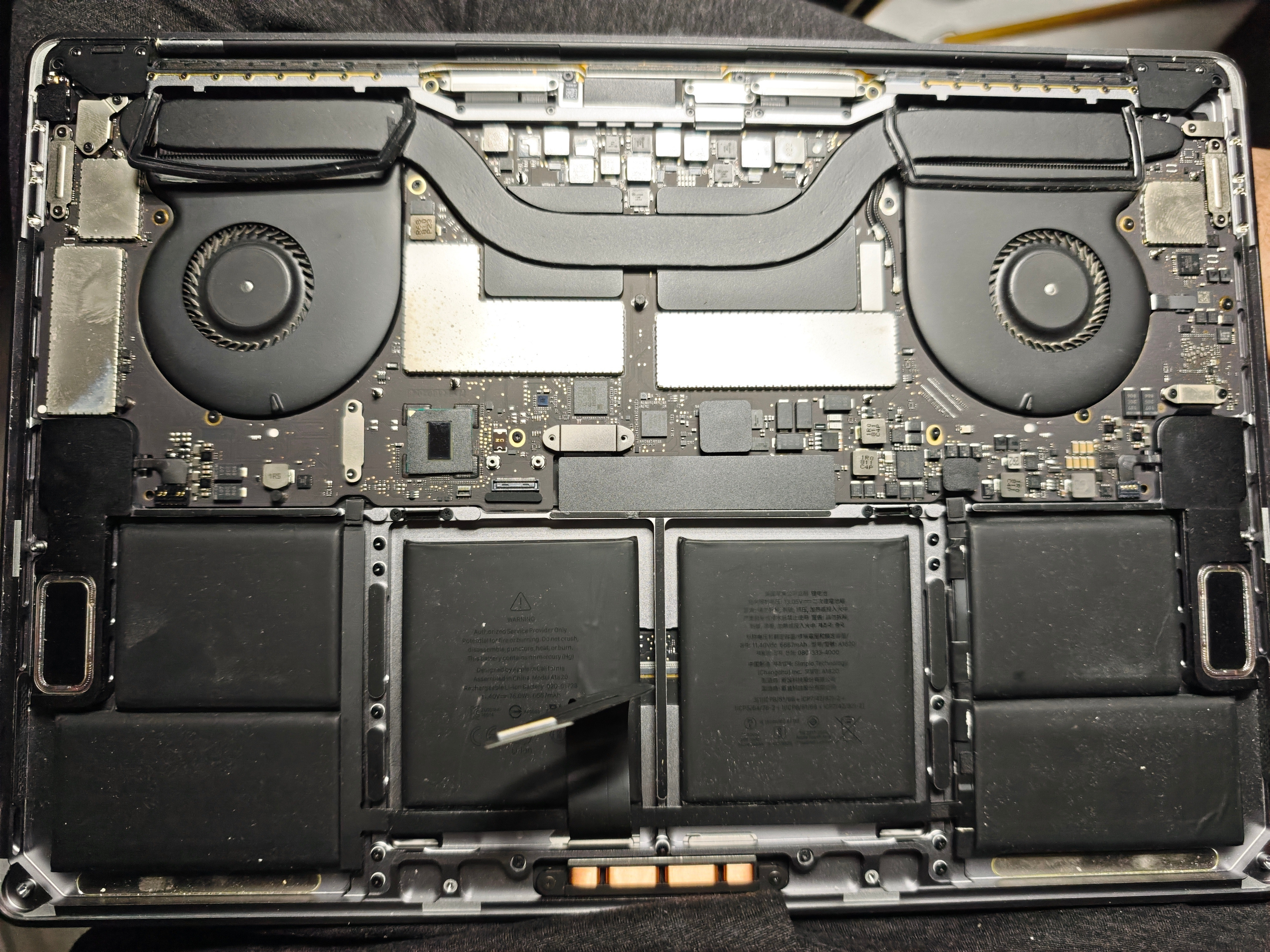 帮朋友的苹果MacBookPro换了风扇电池。震惊了苹果的卡扣太多了，主板压着