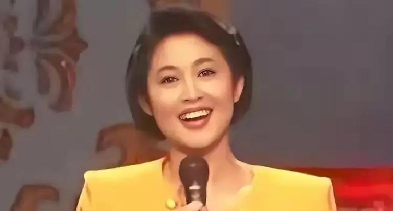 娱乐圈重组家庭的结局，通常是两本账。但倪家这本账，杨亚洲一接手，先默默填了四百