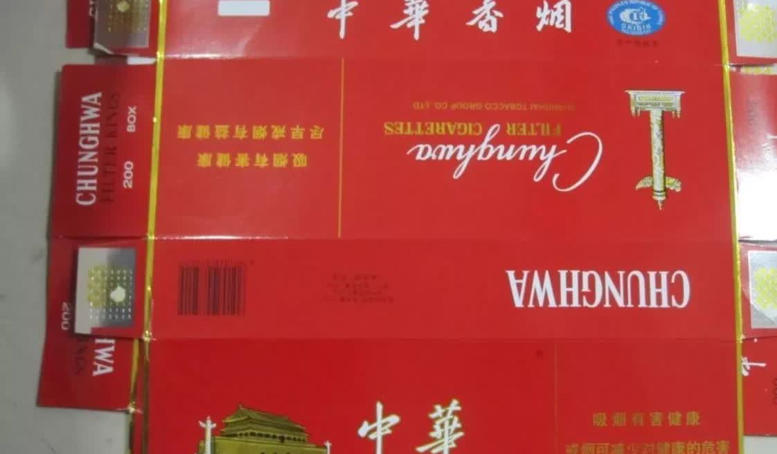 上海，一女子趁亲家过生日，花2800元买了4条中华烟送给他，没想到亲家的嘴太刁，