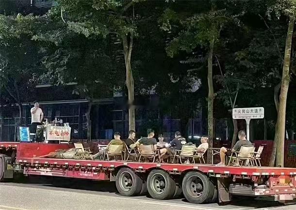 卡车摆摊？？？这个交了停车费之后，算占道经营吗？？？海阔试车超话​​​