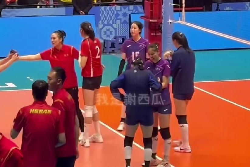 河南女排和四川女排比赛结束，出乎意外的一幕发生：比赛场上四川女排拼尽全力
