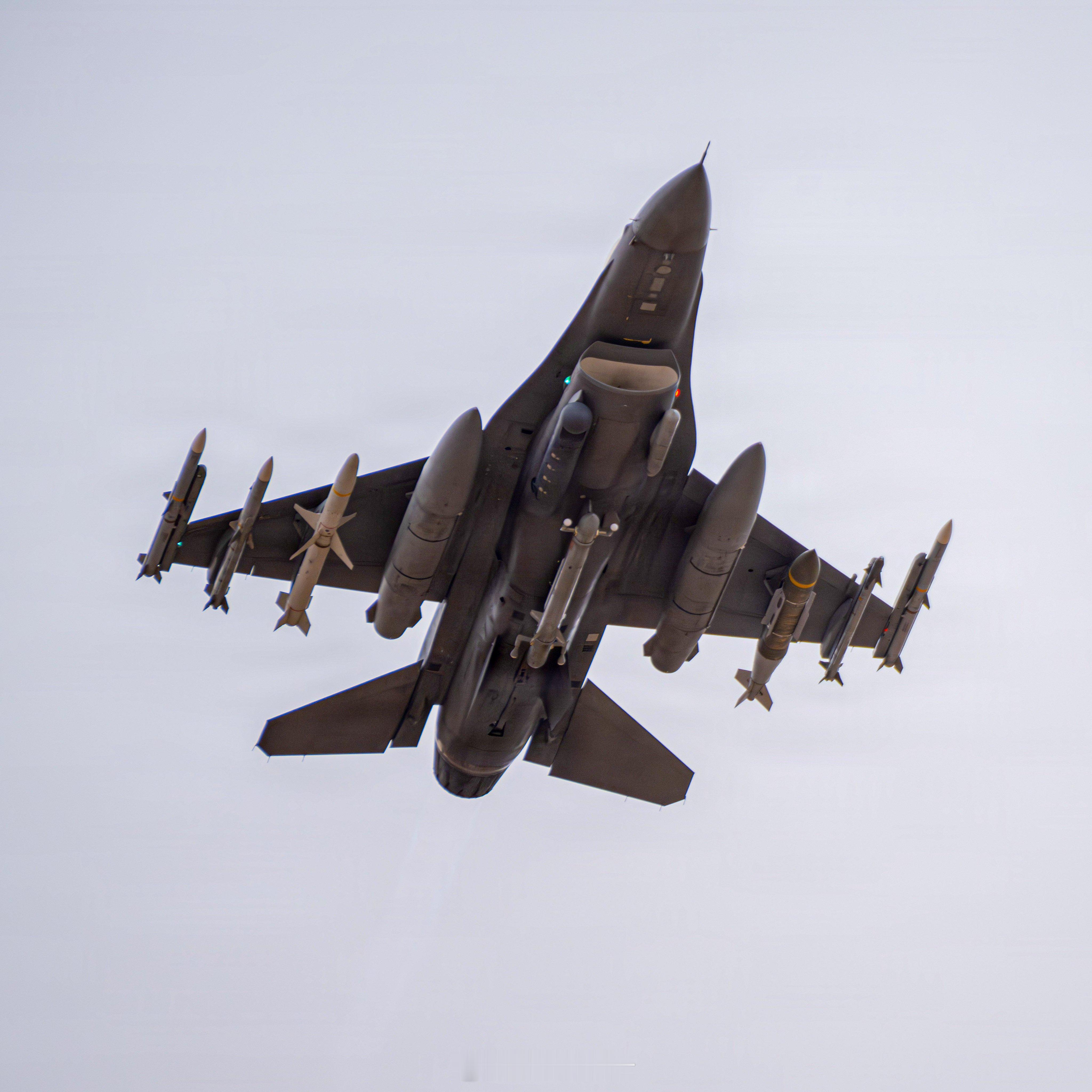 执行伊朗行动的F-16，压制武器能带的都带上了，愤怒的小猫，AN/AAQ-14,