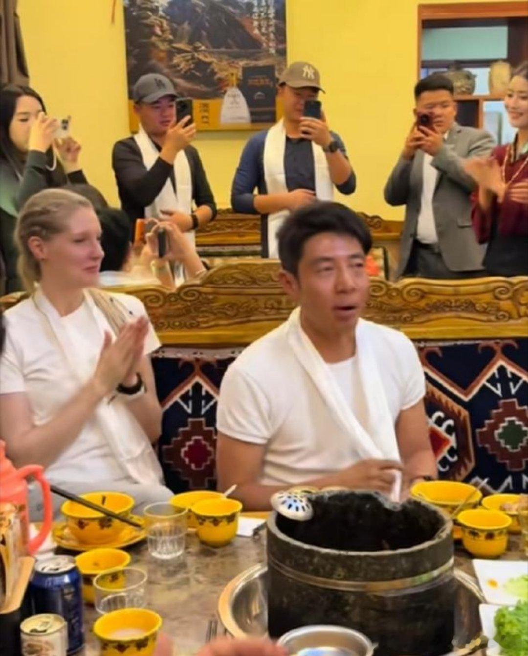 撒贝宁带老婆现身拉萨！李白一头脏辫太酷炫，夫妻牵手跳锅庄舞，对视眼神拉丝超甜蜜