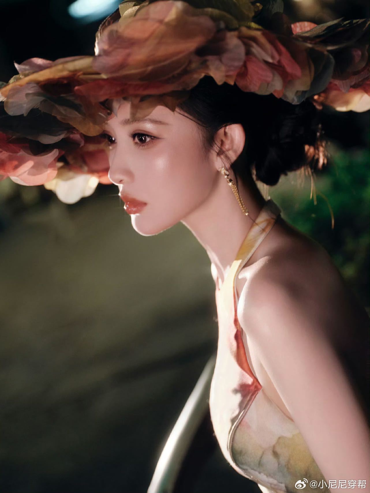 这哪是品牌活动分明是艺术展！丝缎长裙裹着窈窕曲线，金色流苏在脚踝摇曳生姿，印尼的