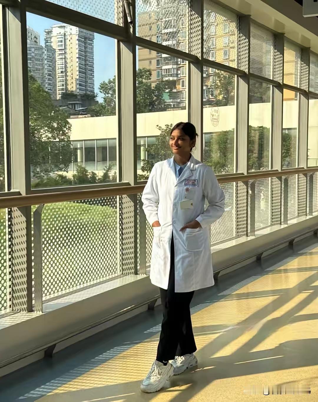 在印度，他连碰手术台的资格都没有。四年后，他穿着白大褂站在中国的手术台边。