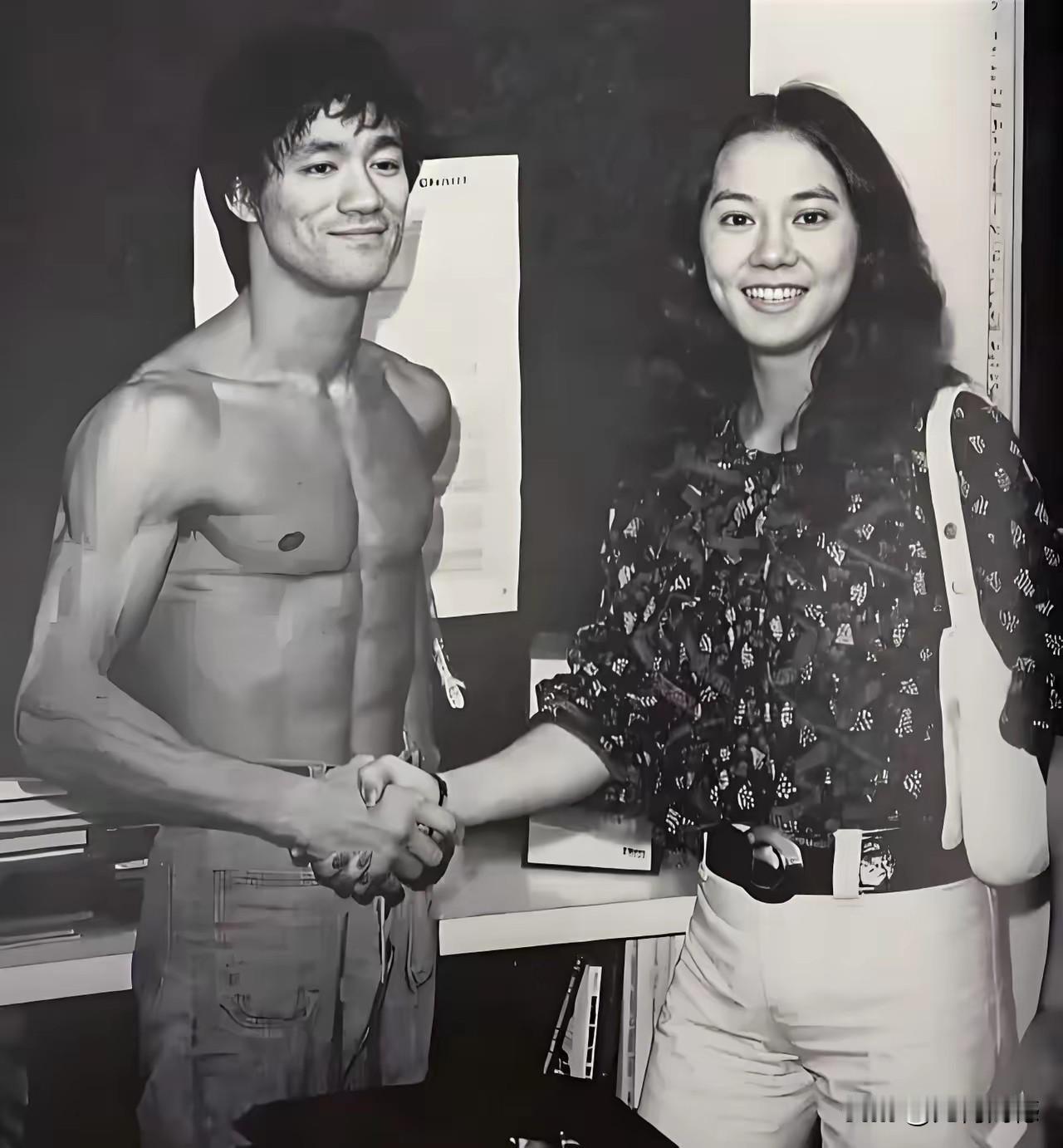 和李小龙握手的这个女子，估计情况也是一个电影明星，人长得一般，但是身材比较高大，