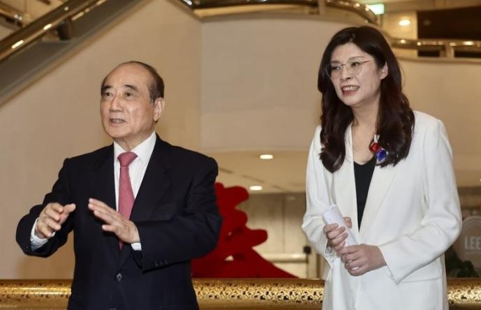 中央绝对有高人！这盘大棋下得实在是高！不少人盯着台海动静，眼里只看到解放军战