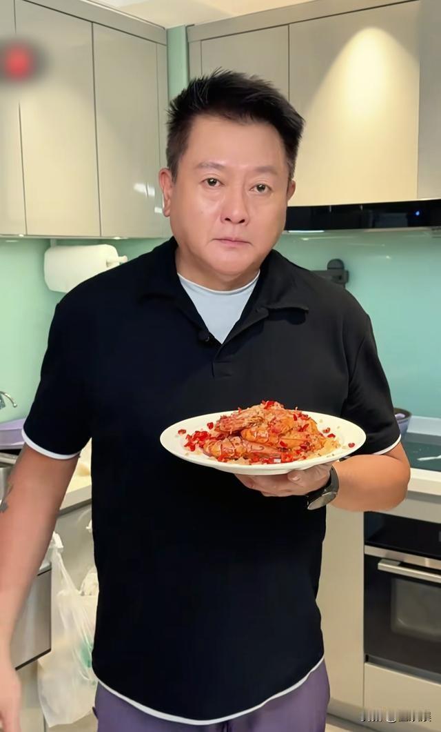 港星魏骏杰，很爱女儿。10月30日，魏俊杰晒出一段视频，网友看完，纷纷表示他是