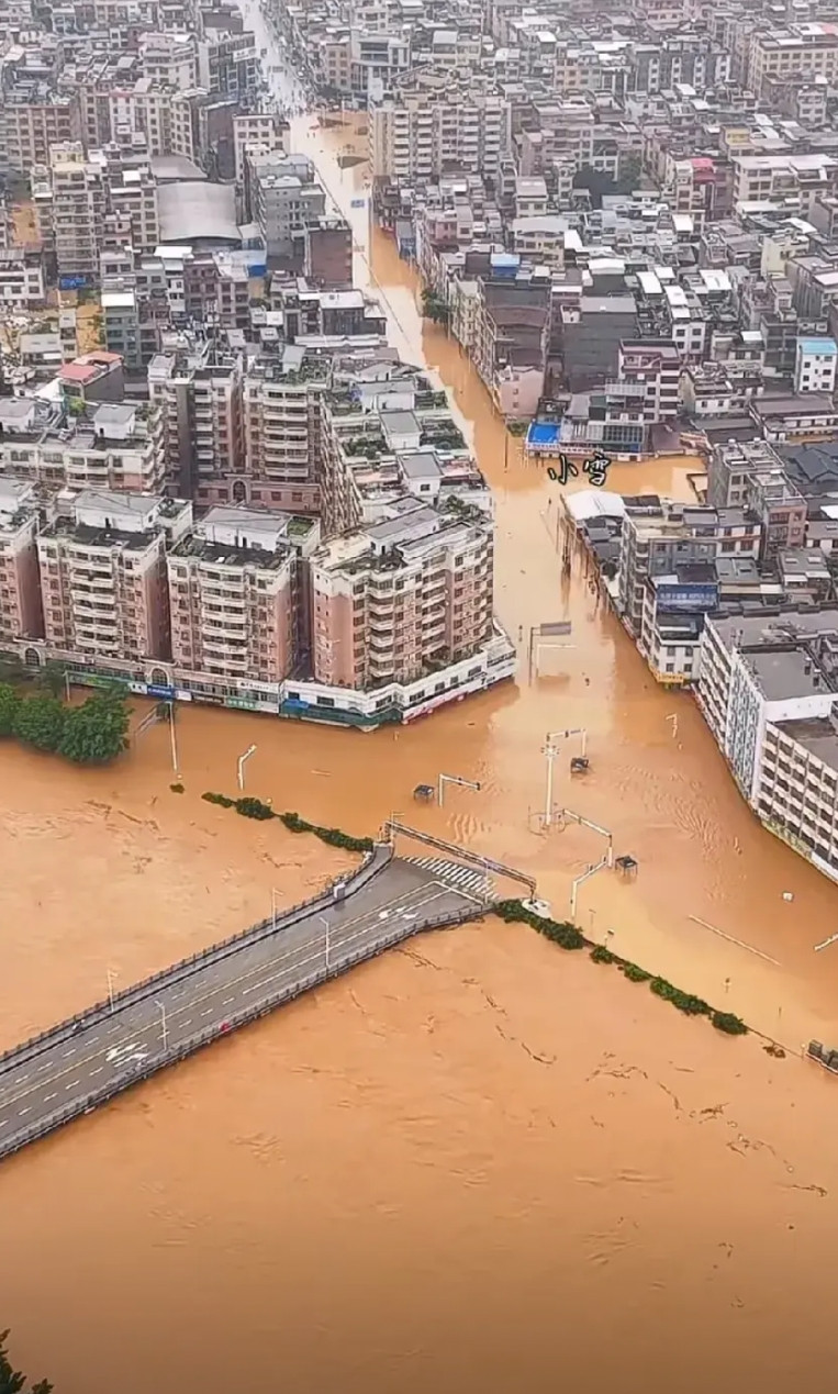 考验质量的时候到了怀集爆雨救命！怀集暴雨直接杀疯了！街道变河道，车子在水里