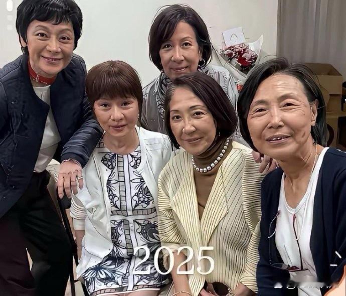 曾经的几个黄花大闺女，现在也变成了老奶奶。