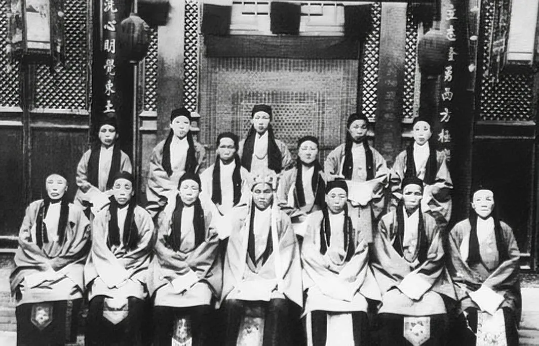1900年，清末女英雄“黄莲圣母”林黑儿，不幸被八国联军俘获，受尽屈辱后依旧镇定