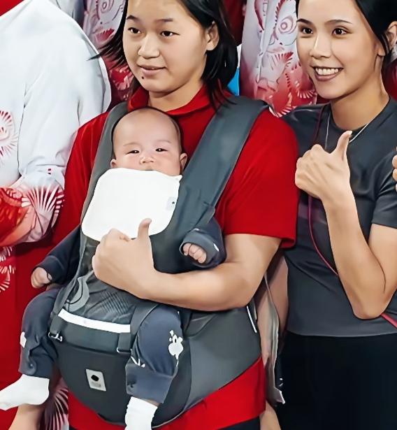 全红婵这是“小孩姐”秒变“红姨”啊！这不仅是跳水界的冠军🥇,带娃也很厉害啊！
