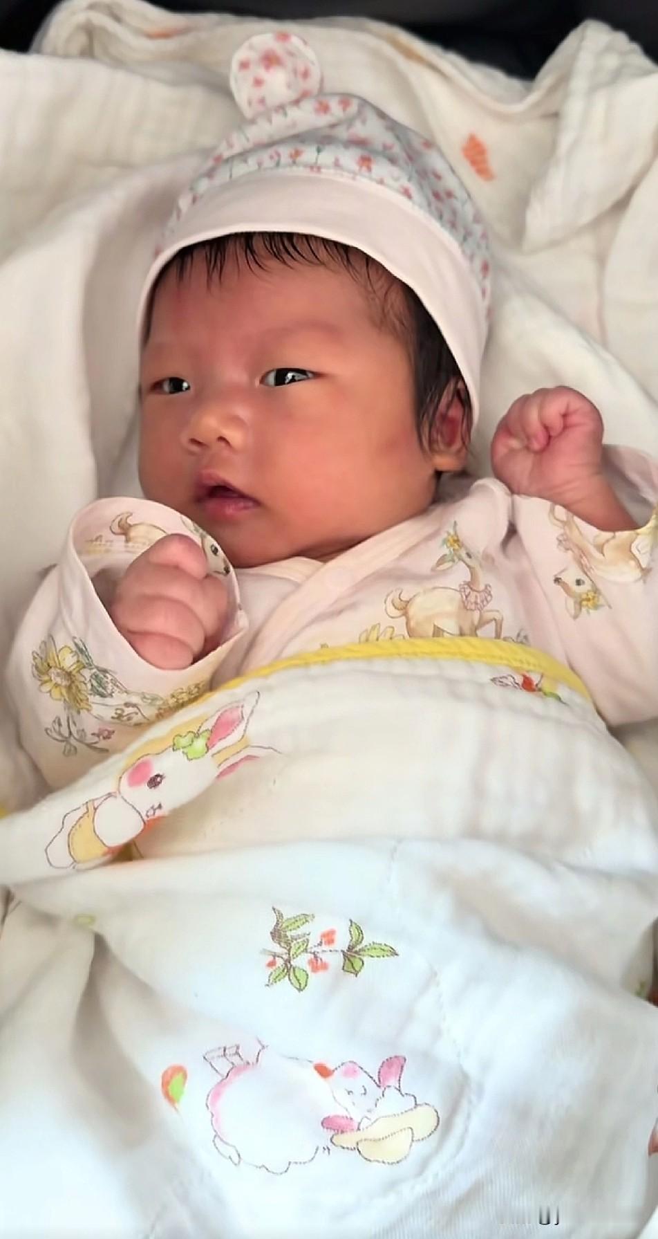 海泉的小闺女长得真机灵，时间过得真快，转眼间小徐满月了