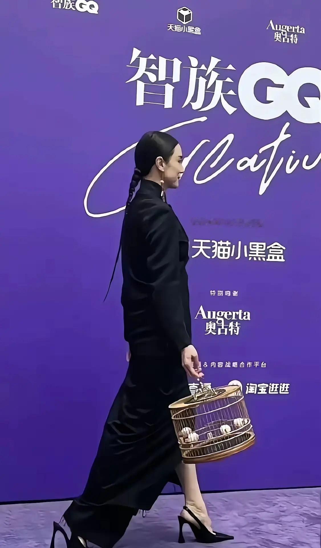 这是谁呀？这个造型简直难评。鼠尾辫，提鸟笼，要干嘛？